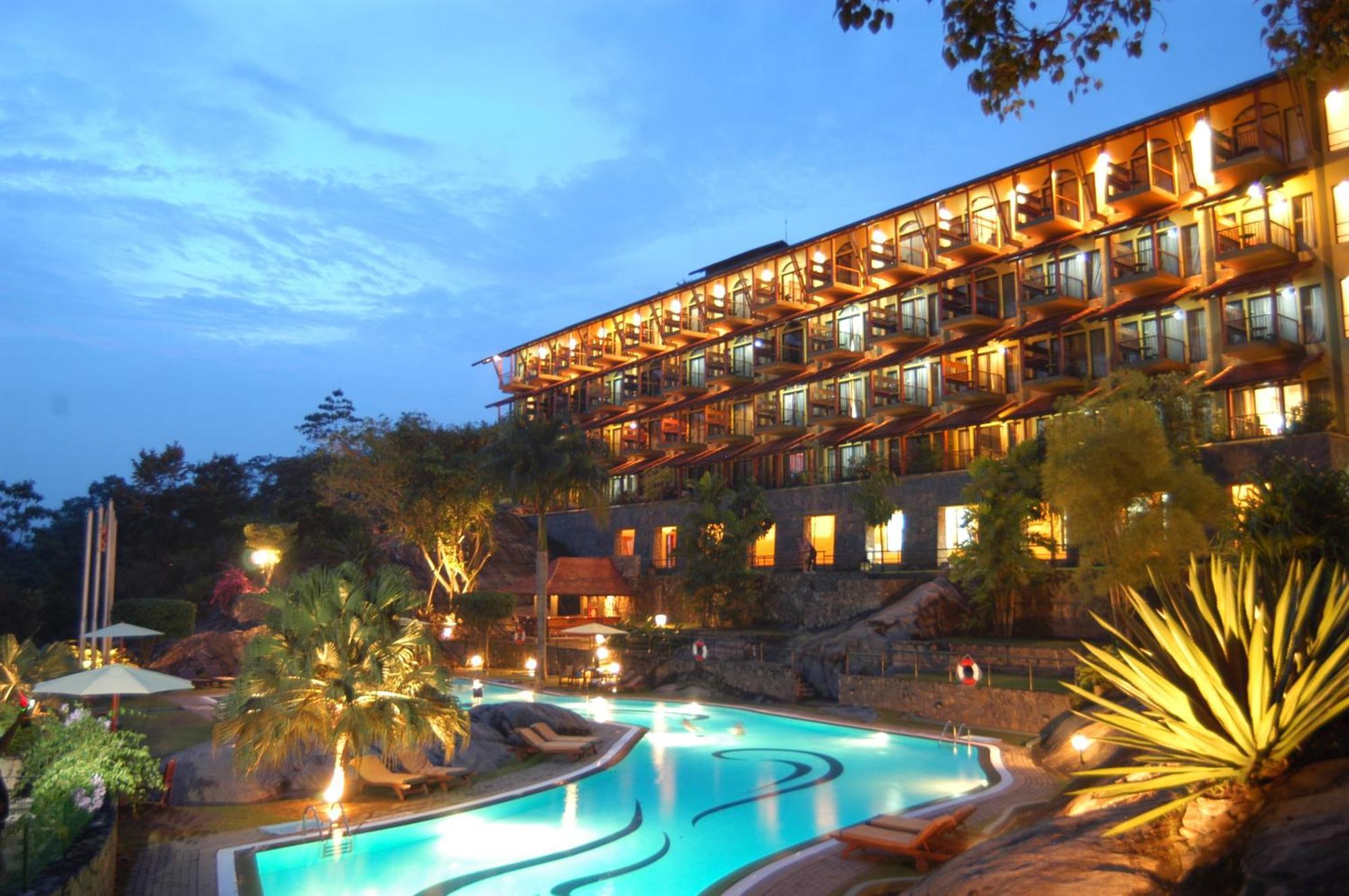 Earl'S Regency Hotel Kandy Kültér fotó